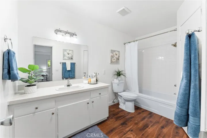 Spacious bathroom..