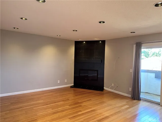Living Room (current picture)