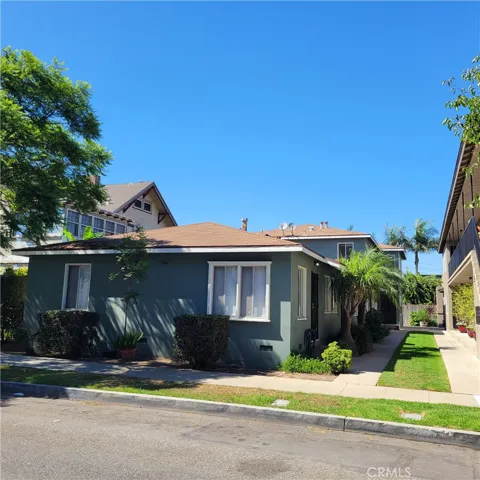 7 Unit Apartment Building in Belmont Heights.
