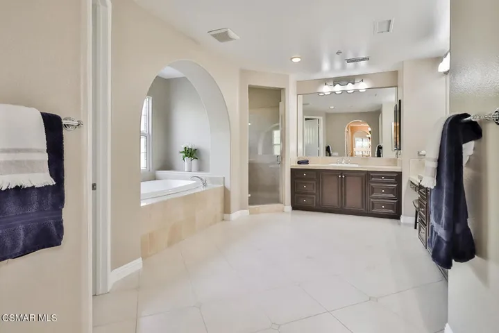 oPrimary Bedroom Suite11