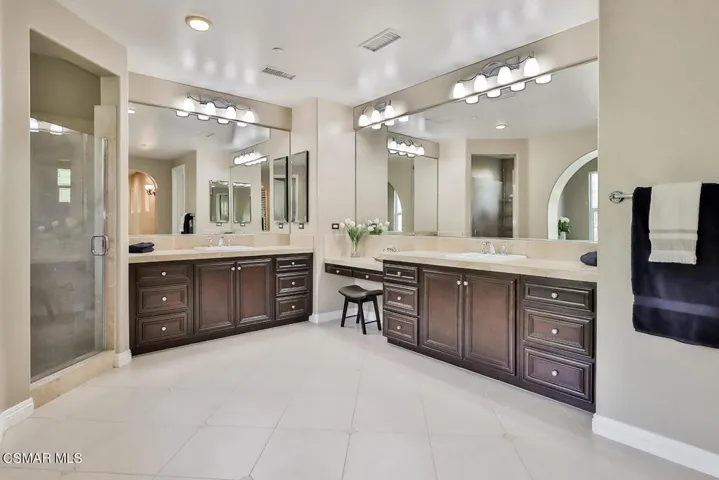 oPrimary Bedroom Suite12