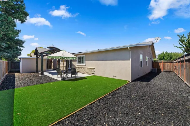 LARGE SIDE YARD