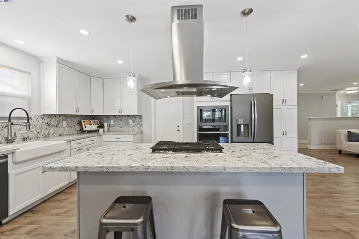 LUXURIOUSLY REMODELED KITCHEN