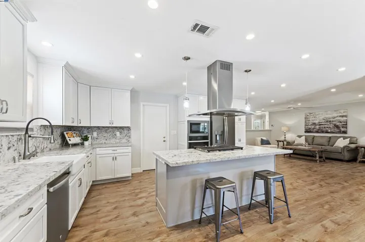 HUGE ISLAND & FARMHOUSE SINK