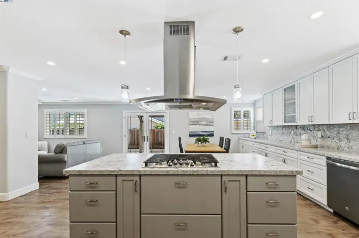 PENDANT LIGHTING & GAS RANGE