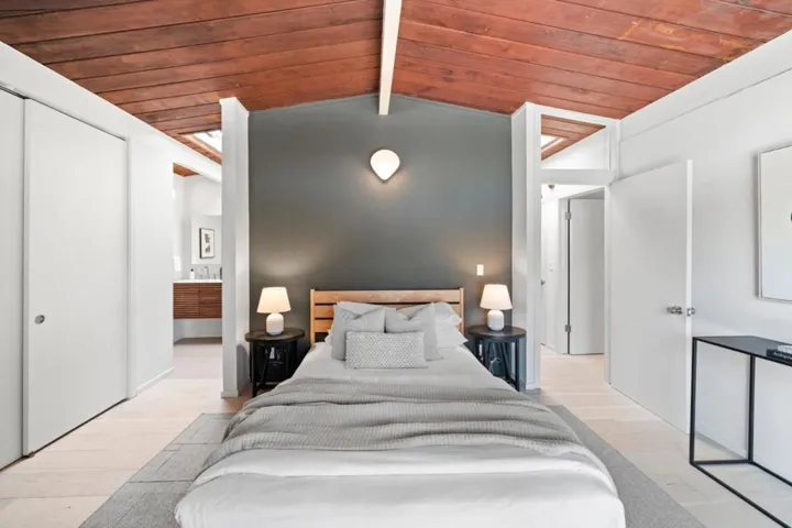 1096 Metro Circle, Palo Alto, California 94303