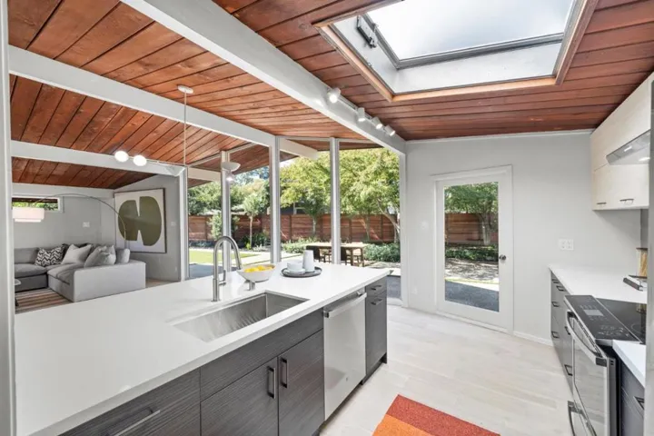1096 Metro Circle, Palo Alto, California 94303