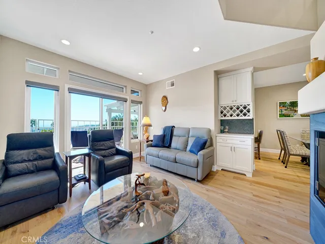 The living room has engineered wood floors, recessed lights and most importantly beautiful panoramic unobstructed views of the Pacific ocean, Catalina Island, city lights, mountains and more.