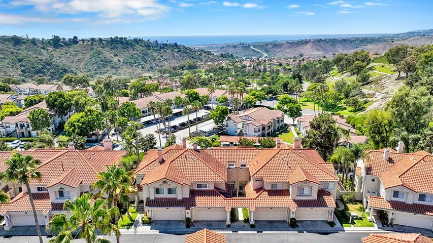 912 Via Presa is an ocean view front row condo in the Vilamoura tract of Rancho San Clemente.