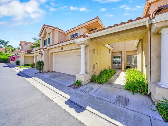 912 Via Presa is a middle unit with a 2 car direct access garage.