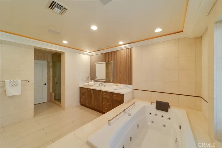 Jaccuzzi in primary bath.