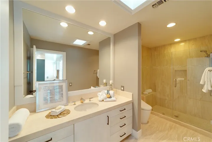 Private bath in 2nd suite.