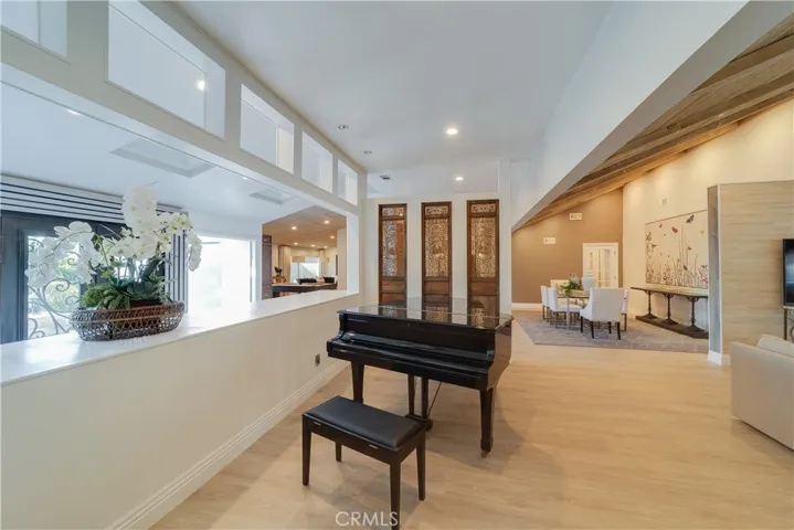 the area between the foyer and the living room.