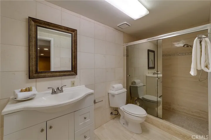 Th ensuite bath in the guest quarter.