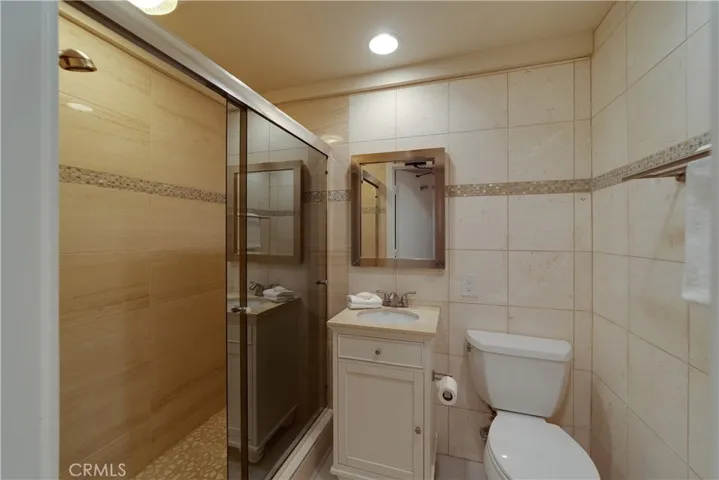 The bath on the 1st floor of the guest quarter.