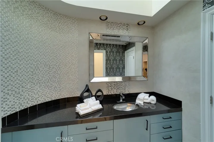 powder room.