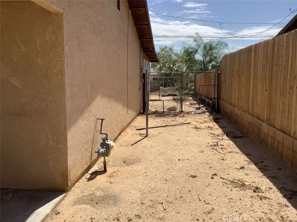 5645 Cahuilla Avenue, 29 Palms, California 92277 home-pic-5