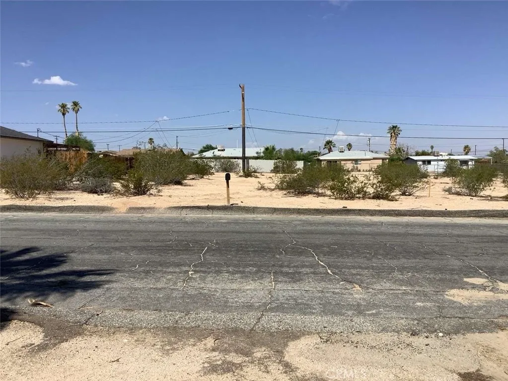 5645 Cahuilla Avenue, 29 Palms, California 92277 home-pic-10