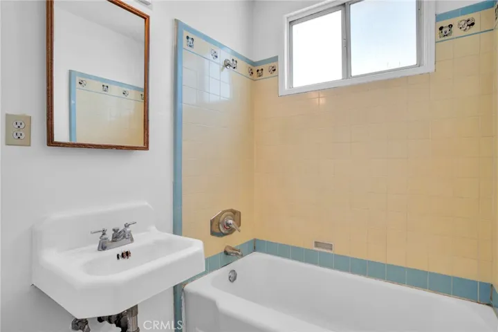 6731 Quakertown Avenue, Winnetka, California 91306