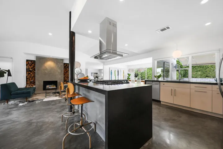 031 KITCHEN