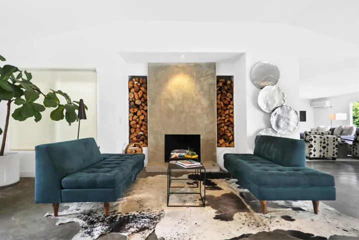 025 LIVING ROOM