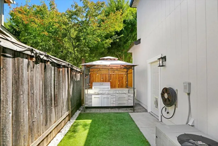 30 W Brookside Drive, Cloverdale, California 95425