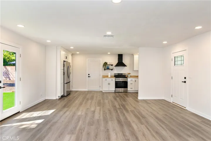 7441 Farralone Avenue, Canoga Park, California 91303