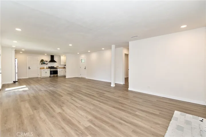 7441 Farralone Avenue, Canoga Park, California 91303