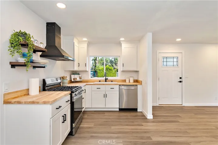 7441 Farralone Avenue, Canoga Park, California 91303