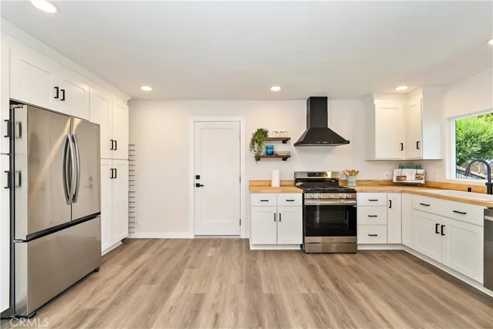 7441 Farralone Avenue, Canoga Park, California 91303