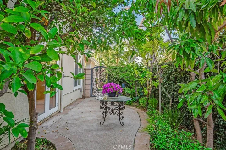 1822 W Meadowbrook Drive, Santa Ana, California 92704