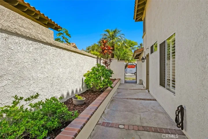 Side yard with direct access to the front yard.
