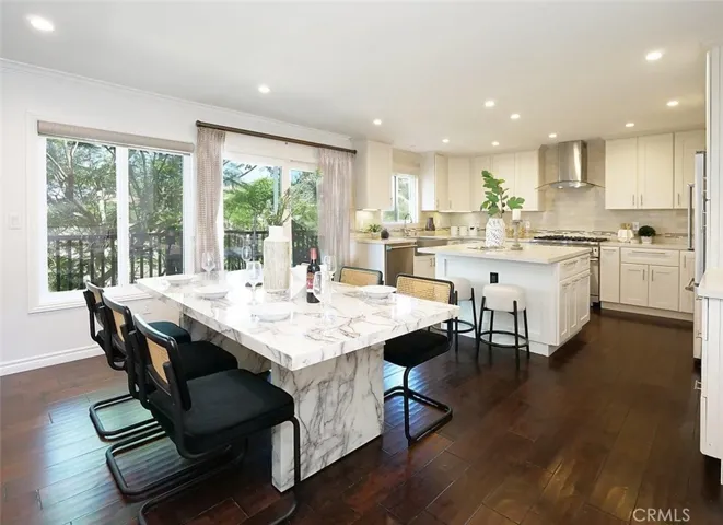 Dining area to kitchen