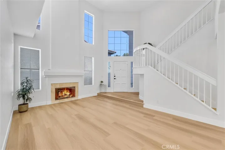 livingroom with high vaulted ceilings
