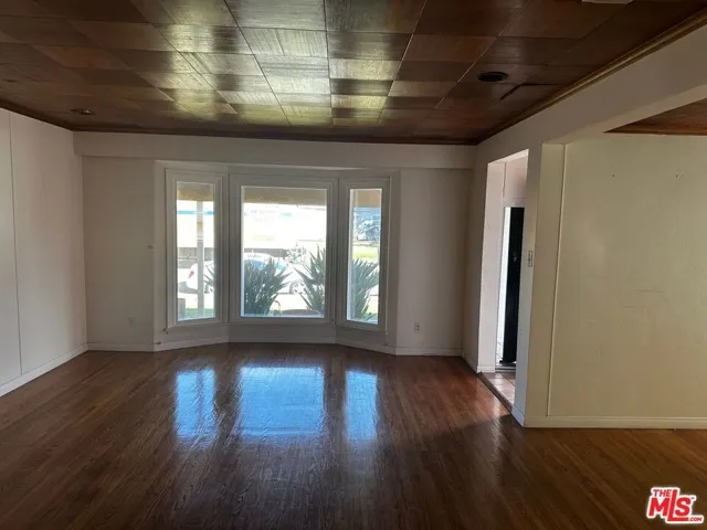 8915 S 8th Avenue, Inglewood, California 90305