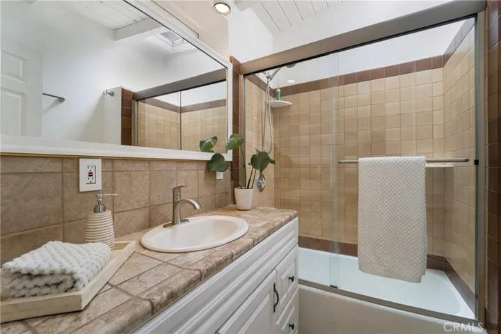 Front cottage Primary full bathroom