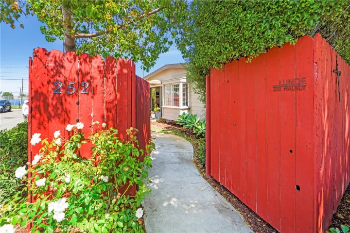 252 Walnut front cottage entrance