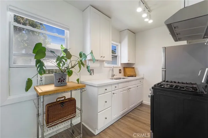 Unit 252A kitchen and eating area