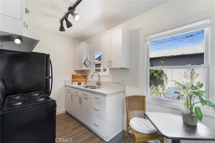 Unit 252B kitchen & eating area