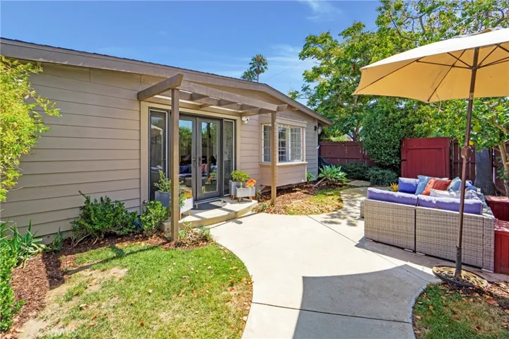 Front cottage entry courtyard