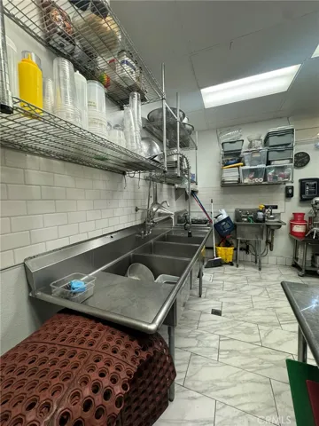 6740 Reseda Boulevard D, Reseda, California 91335