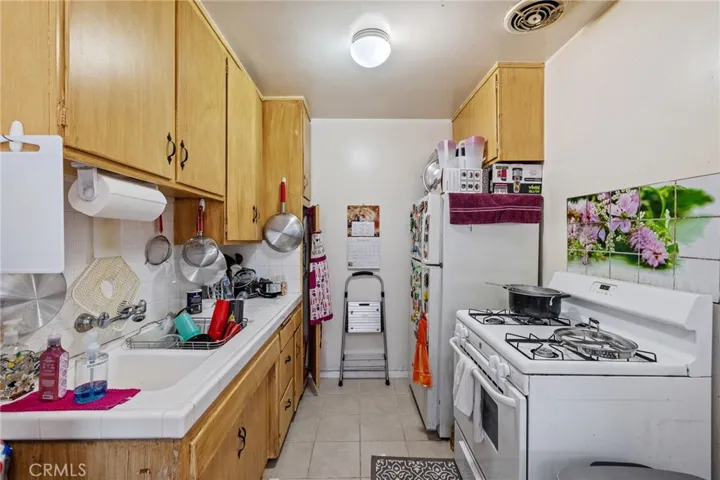 6107 Tujunga Avenue - Unit #3 - Kitchen