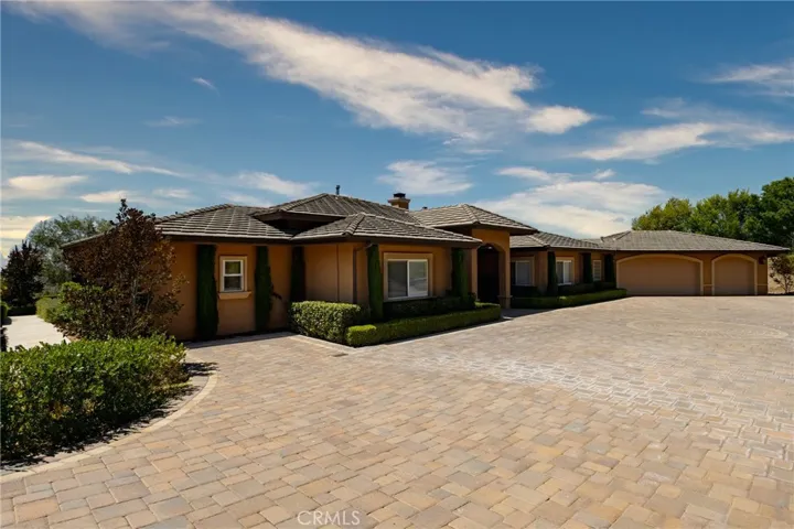 5,000 sq. ft. driveway w/ pavers