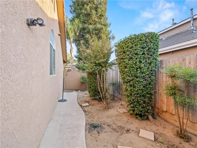 2410 E Richmond Avenue, Fresno, California 93720