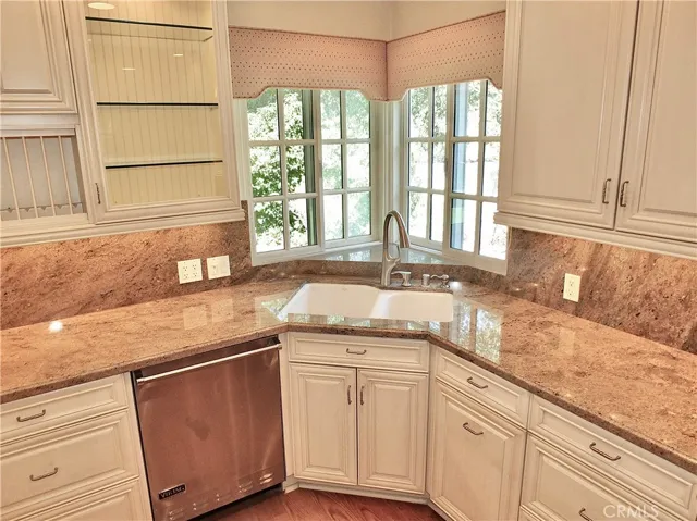  fully remodeled kitchen with Viking appliances, beautiful custom cabinetry with full extension pull out drawers, and granite countertops