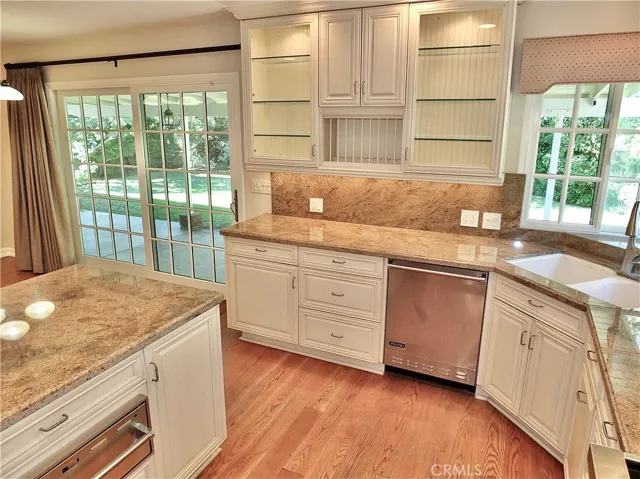  fully remodeled kitchen with Viking appliances, beautiful custom cabinetry with full extension pull out drawers, and granite countertops