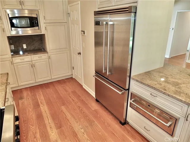  fully remodeled kitchen with Viking appliances, beautiful custom cabinetry with full extension pull out drawers, and granite countertops