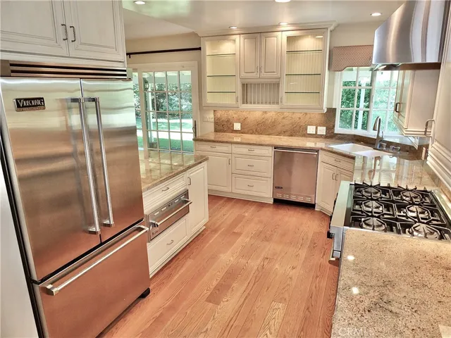  fully remodeled kitchen with Viking appliances, beautiful custom cabinetry with full extension pull out drawers, and granite countertops