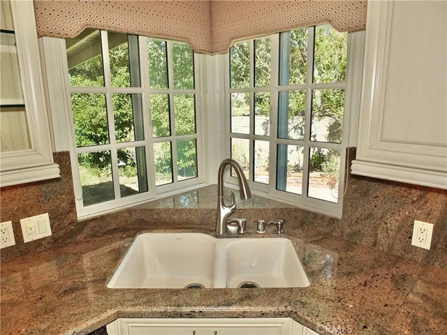  fully remodeled kitchen with Viking appliances, beautiful custom cabinetry with full extension pull out drawers, and granite countertops