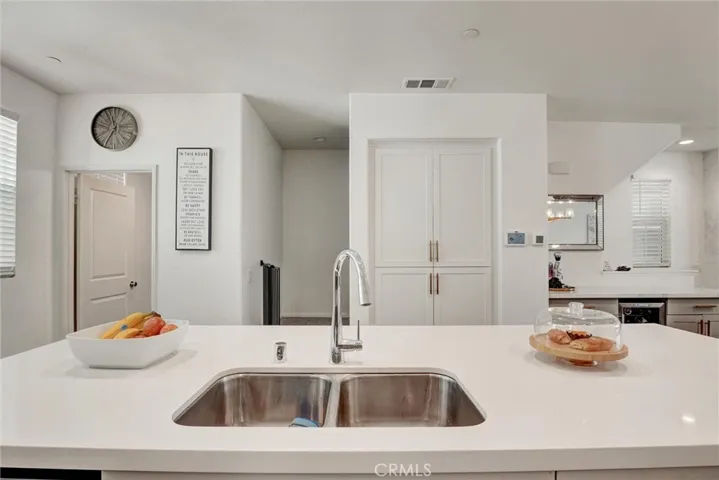 11243 N Alta Avenue, Mission Hills (san Fernando), California 91345